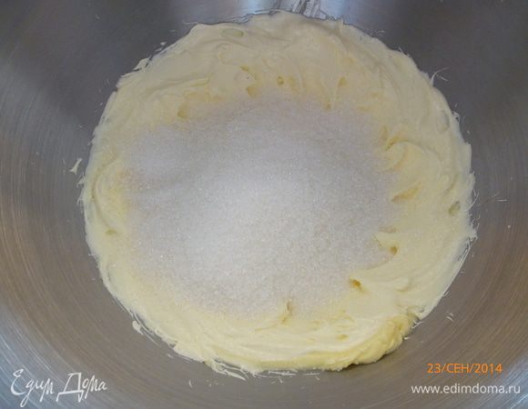 Размягченное сливочное масло взбиваем миксером 5 минут. Добавляем сахар, взбиваем еще 5 минут. Должен получиться пышный белый крем.