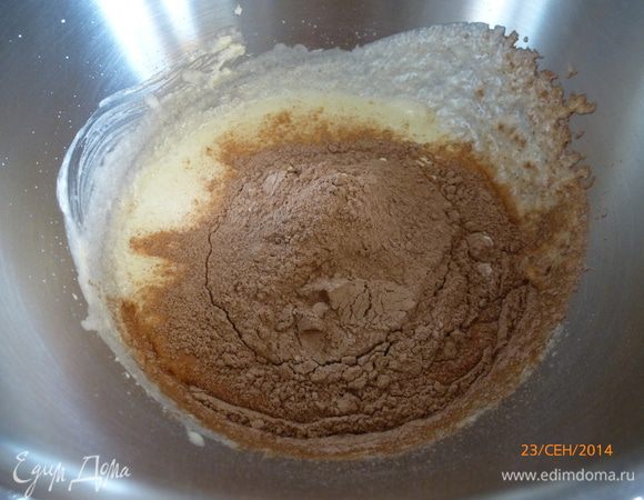 Добавляем половину мучной смеси. На низких оборотах миксера все смешиваем до однородности.