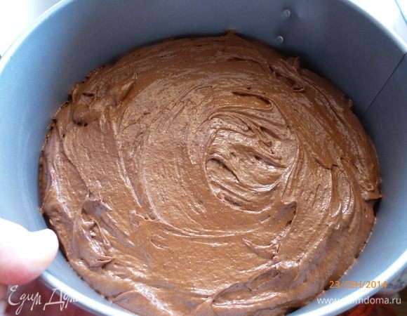 Выкладываем тесто в форму 23 см в диаметре.