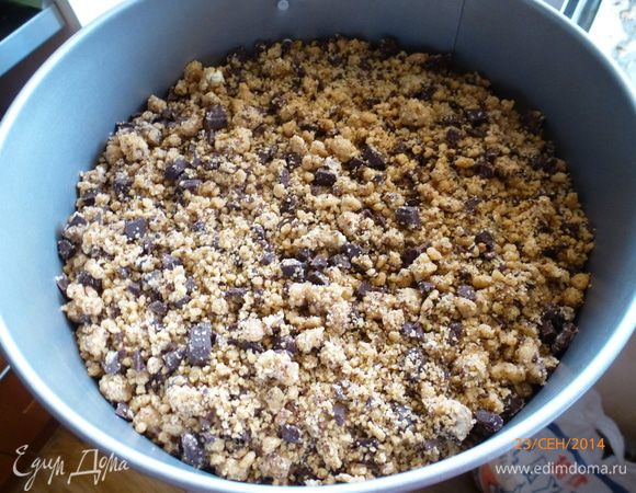 Сверху равномерно посыпаем штрейзелем.
Выпекаем 50-60 минут при температуре 190 гр.