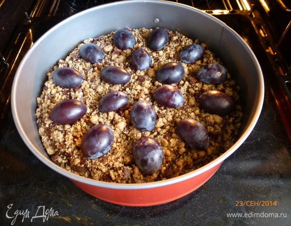 Через 20 минут от начала выпечки сверху на пирог выкладываем половинки слив и продолжаем выпекать.
Главное - не передержать пирог в духовке, иначе будет суховат. Как только лучинка сухая, пирог готов.