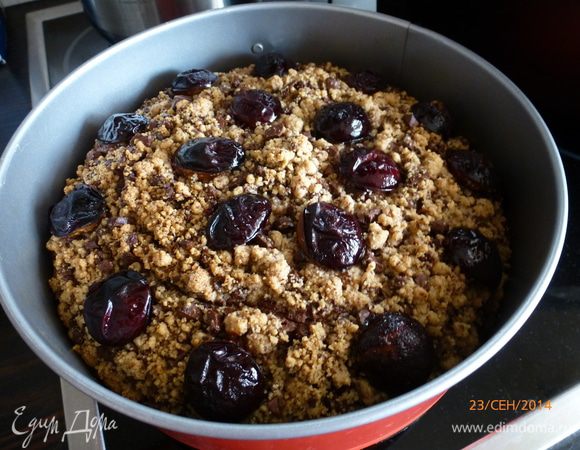 Готовому пирогу даем остыть и достаем из формы.
Приятного чаепития!