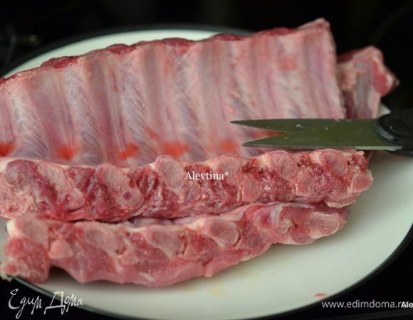 Приготовить ребра, порезать на пополам, если нужно.