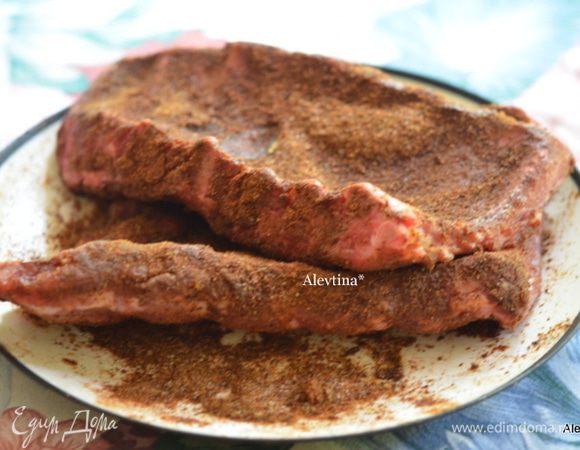 Посыпать ребра с обеих сторон специями. Сбрызнуть яблочным соком. Закрыть и положить в холодильник на 1 ч или более.
