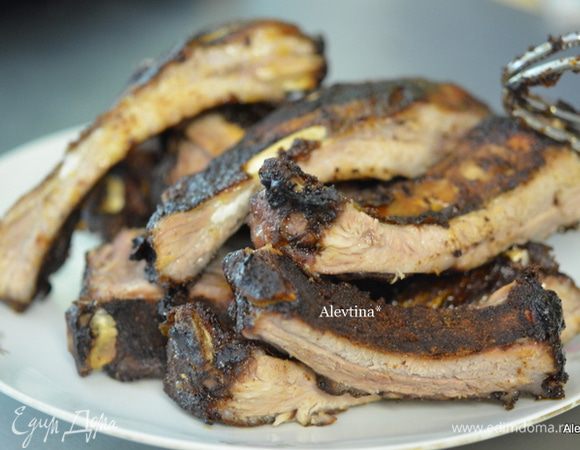 Готовим в духовке при тем-ре 160 гр. 1 ч 30 мин. Или на гриле, сбрызгивая ребрышки яблочным соком.
Смазываем соусом барбекю по желанию. Я не стала использовать соус.
Готовые ребра разрезаем и подаем к столу. Приятного аппетита.
