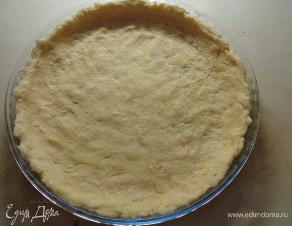 Застелить форму пекарской бумагой и выложить тестом дно тарта.