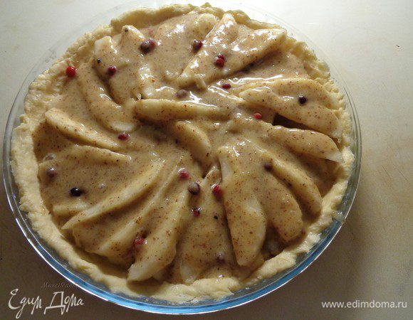 Распределить сверху миндальный крем и поставить запекаться тарт в разогретую до 190 С духовку на 30-40 минут.