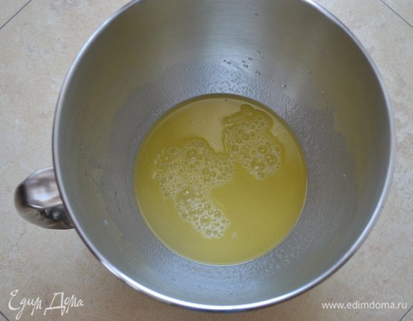 Сливочное масло растопить. В миску влить теплую воды, добавить масло, сахар и соль. Перемешать.