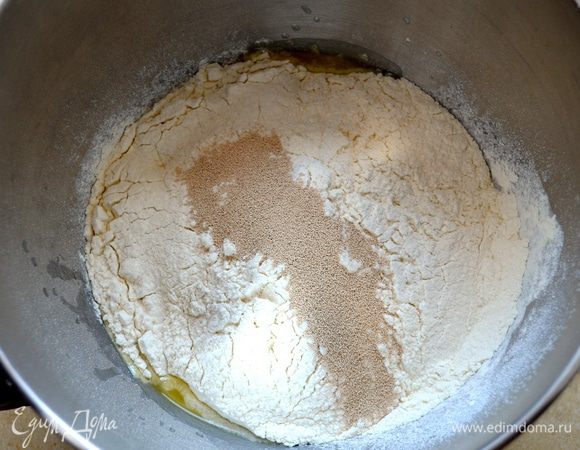 Добавить просеянную муку и дрожжи.