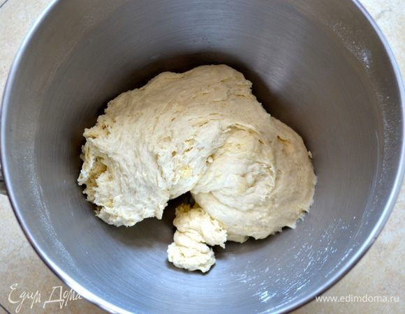 Замесить тесто.