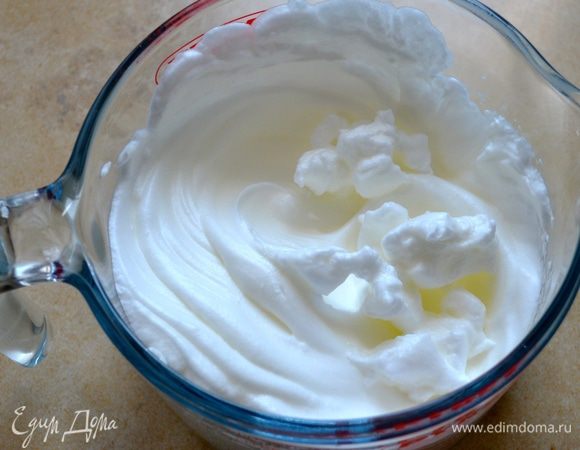 Отдельно взбить в крепкую пену белки.