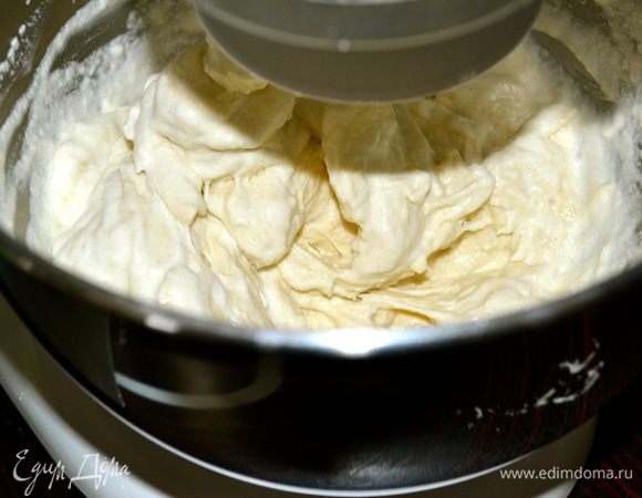 Добавить взбитую белковую массу в тесто и вымесить. (Вам может понадобится еще грамм 50 муки, чтобы тесто получилось нежной консистенции, но при этом не липло к рукам - все зависит от размера белков). 
Переложить тесто в большую миску, слегка присыпанную мукой, и оставить на подъем до увеличения объема раза в три - примерно на 1 час.