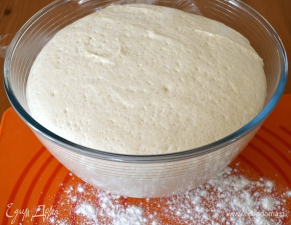 Через час тесто выложить на припыленную мукой рабочую поверхность. Оно очень воздушное и попискивает, когда Вы выкладываете его из миски на стол! ))))
