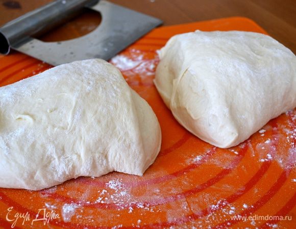 Разделить тесто на 2 части.