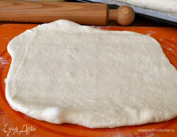 Раскатать каждую часть в пласт и плотно свернуть, сформировав багет. 