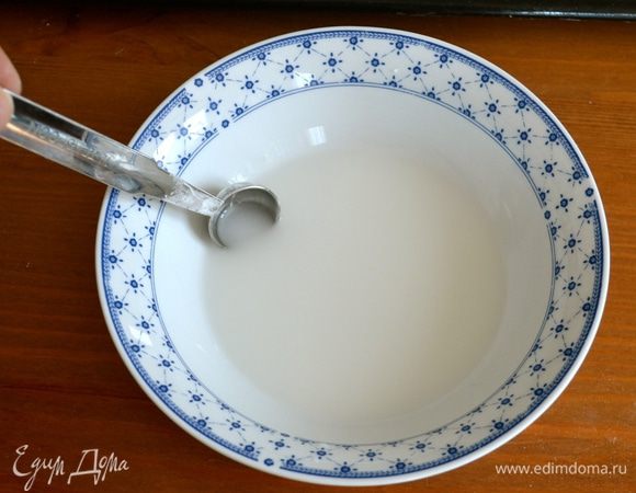 Отдельно смешать воду, крахмал и щепотку соли. Размешать, чтобы не было комочков.