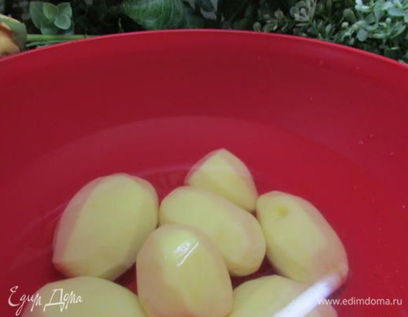 Картофель средней величины почистить.