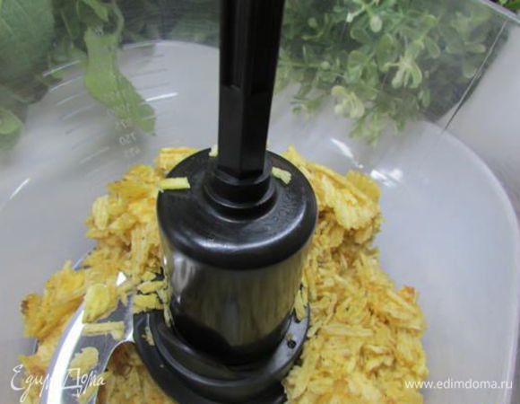 Чипсы (у меня "Московский картофель") измельчить в крошку (можно чипсы переложить в пакет и размять скалкой). 