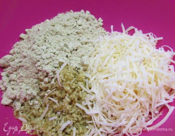 Добавить сухую горчицу (по рецепту надо 40 грамм, но по моим наблюдениям этого объёма - многовато, поэтому пишу 20 грамм), натертый на мелкой терке сыр и растительное масло. Желательно всю смесь несколько секунд провернуть в чаше блендера, но можно и не делать этого. Я просто всё хорошо перемешала деревянной ложкой.. 