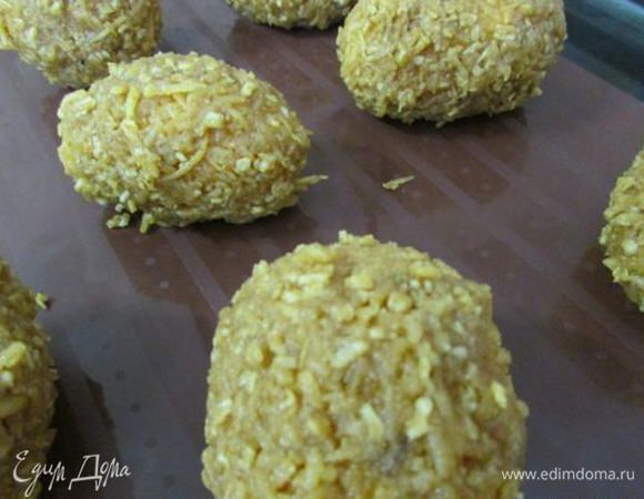 Картофель просушить бумажным полотенцем. Затем облепить каждую картошечку панировочной смесью. Выложить на силиконовый коврик и отправить в духовку, примерно на 1 час при температуре 200 градусов.