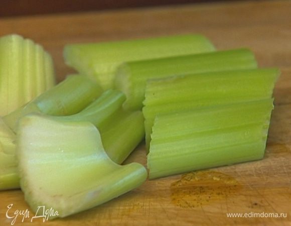 Сельдерей нарезать крупными кусками.