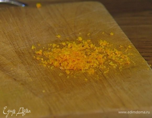 Цедру апельсина и лимона натереть на мелкой терке, из половинки лимона отжать сок.