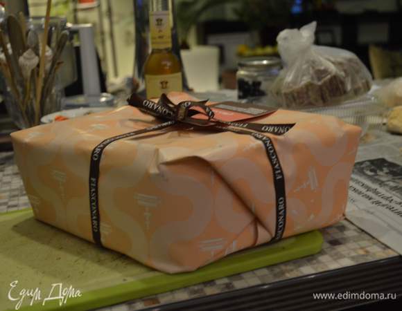 Про Панеттоне... (еще бывает Пандоро-"золотой хлеб" дословно). Это итальянский рождественский или пасхальный кулич бывает со всяческими вкусными натуральными добавками, бывает без. Они продаются круглый год вот в таких или подобных  (см. фото ) симпатичных свертках/коробках и сами по себе конечно вкусные, но весьма "скучные" в том плане, что не торт это конечно, а кулич.