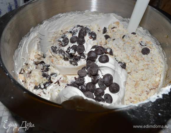 Делаем крем : яйца взбить с сахаром на самом мощном и быстром режиме миксера. Если у вас планетарный миксер, лучше поменять взбивалку,  на рамку для теста, чтобы не перебить крем чересчур и не потерять воздушность. Вообщем, далее работаем деликатнее.
 Вводим в яичную пену  маскарпоне , сливки - их можно отдельно немного взбить, если боитесь работать с жидким кремом- по рецепту отдельно взбивать не нужно, крем достаточно жидкий- шикарно потом застывает.
Про сливки ... Только не бейте меня :)) Не могу я с вами не поделиться ))
ВНИМАНИЕ СЛИВКИ БЫСТРЕЕ ВЗБИВАЮТСЯ ТЕПЛЫМИ!! Да! ДА! ДА! 11-ый эпизод Gordon Ramsay Ultimate kitchen ближе к 21-ой минуте программы человек с 25-летним стажем шефа и черт знает скОлькими звездами Мишлен специально об это говорит в рубрике Tips - эта рубрика в русскоязычной версии сокращена больше, чем наполовину, может производители сливок наши побоялись, что все будут над ними ржать- извините за слэнг, так как у них на упаковках написано ОХЛАДИТЬ :))) Я трижды проводила эксперимент и действительно теплые в два раза быстрее взбиваются!! Главный совет: как бы я сама не любила всевозможные гаджеты- вот сливки лучше венчиком взбивать вручную, через 3 мин  будут готовы, и точно не произойдет аварии по отделению сыворотки от масла. 
Добавляем Марсалу или другой любимый ароматный алкоголь, конечно если берете крепкий- вводите меньше. еще немного мешаем - дальше только ручной труд.
Отложить 1/4 кремf на  топпинг, убираем его в холодильник под пленкой или крышкой.
И погнали сыпать вкусняшки ... КАПЕЛЬКИ шокоЛАДА ... 
Собираем торт в ФОРМЕ
Панетоне, полить ликером, половину крема, панетоне, полить ликером, крем, панетоне, полить ликером, убрать в холодильник)