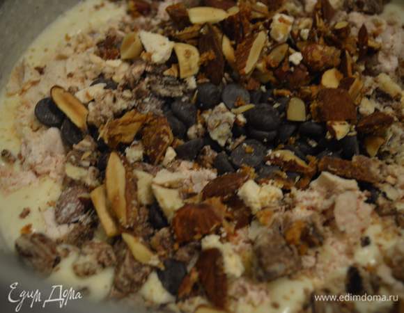 Фисташки.... миндаль.
Можно засахаренные каштаны, но их трудно достать, можно крошку халвы... 