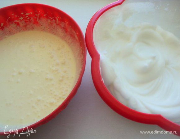 Взбить желтки с сахаром и ванильным сахаром добела. Отдельно взбить до устойчивых пиков белки.