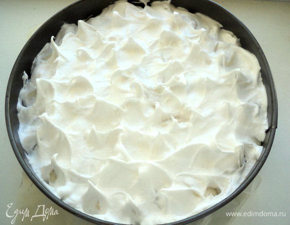 Сверху выложить меренгу и ложкой сформировать пики. И снова поставить пирог в духовку до легкого зарумянивания меренги.