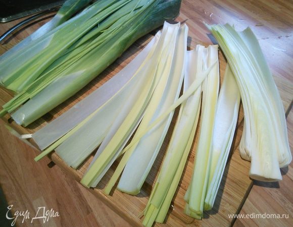 Порей вымыть, снять верхние грубые листья, порезать на половину в ширину и на четвертинки в длину. 