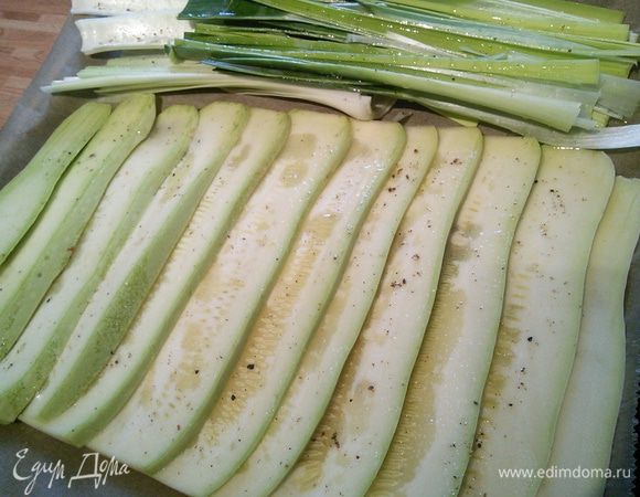 Кабачок сбрызнуть маслом, посолить,  поперчить и запечь в духовке до мягкости, но не до золотистой корочки. Порей отварить в небольшом количестве подсоленной воды. Я запекала порей вместе с кабачком и он не был достаточно проготовленным. Можно вместе с пореем отварить и кабачки и если вы добавите других кореньев и луковицу, то получите овощной бульон, необходимый для приготовления соуса. Я в следующий раз сделаю именно так. Следите за тем, чтобы овощи не переварились, порею нужно меньше времени, чем кабачку. 