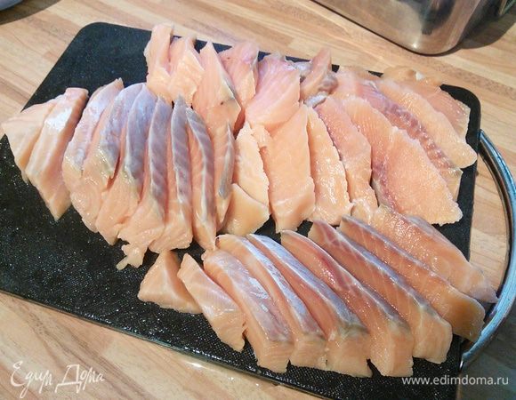 Лосось очистить от кожи, костей и нарезать на пласты. Посолить, поперчить  и полить соком лимона. 