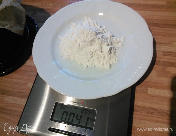 Всыпать муку, немного прожарить /как на бешамель/ и при постоянном помешивании влить в несколько приёмов слегка подогретые сливки. Сливки можно заменить молоком. 