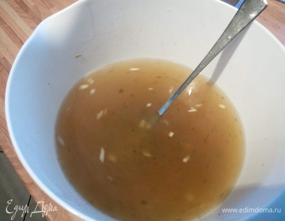 Влить бульон (чуть бульона отставить в сторону) , снять с огня, немного охладить. 