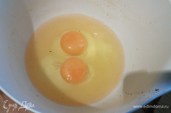 В отставленном в сторону бульоне взбить слегка яйца и вмешать интенсивно в соус.