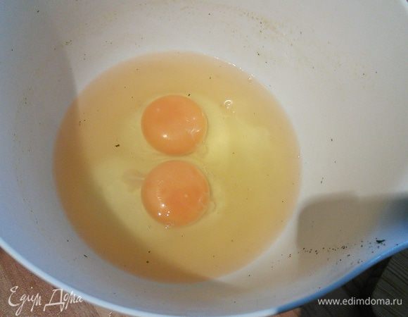В отставленном в сторону бульоне взбить слегка яйца и вмешать интенсивно в соус. 