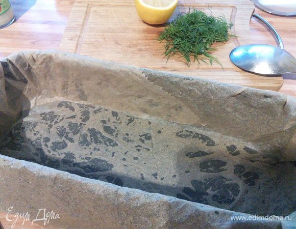 Форму выложить бумагой, сразу хочу оговориться этой формы мне в конечном итоге показалось мало, хотя в рецепте рекомендовали разъемную   форму диаметром 20см. Если делать половину нормы, то такая вполне подойдет.  Вот за что я люблю наш сайт, так это за то, что все рецепты проверены и никогда не могут произойти такие ляпы, какие иногда случаются при готовке рецептов из кулинарных журналов!! 