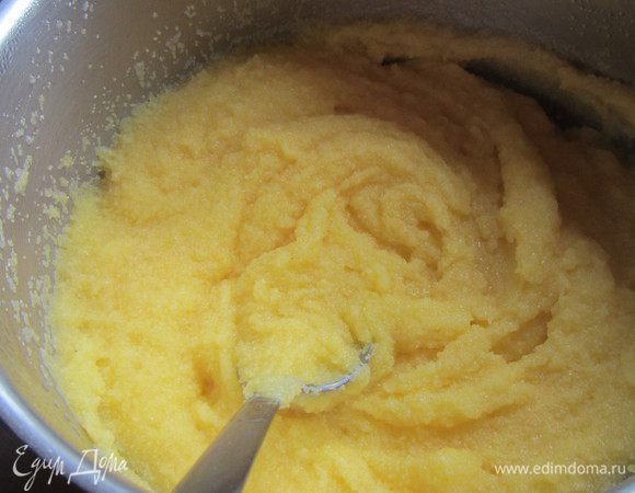 В сотейнике доводим до кипения 700 мл воды, добавив соль. Всыпаем тонкой струей поленту, непрерывно помешивая. Уменьшаем огонь и готовим ее несколько минут до загустения (как написано на упаковке). 

