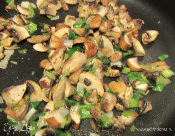 В сотейнике разогреваем оливковое масло и обжариваем их минут 5. 
