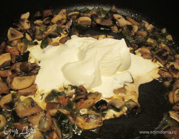 Добавляем бульон, солим, перчим по вкусу и готовим на небольшом огне 20-30 минут. Жидкость должна значительно уменьшиться и должен получиться сиропообразный соус. В конце добавляем крем-фрэш. 

