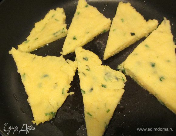 Поленту нарезаем треугольниками. В рецепте ее рекомендуют поставить под разогретый гриль по 4 минуты с каждой стороны. Я ее обжарила на сковороде.
