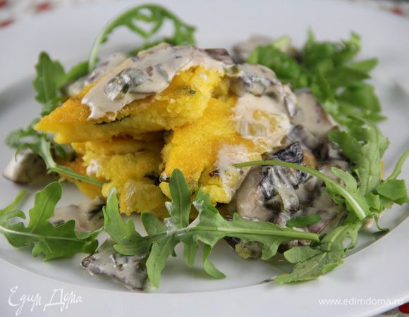 Выкладываем треугольнички поленты на тарелки, сверху поливаем грибным соусом и подаем. Приятного аппетита))