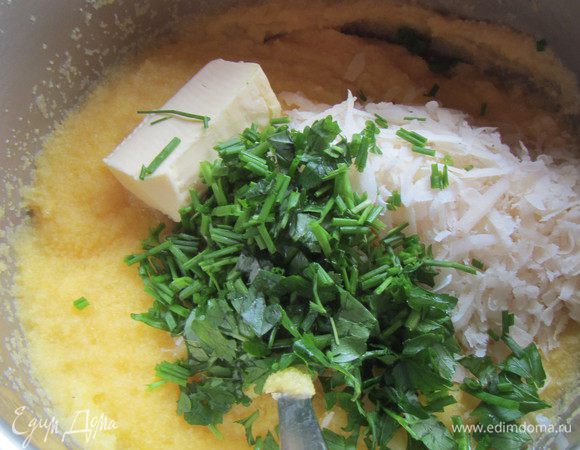 Снимаем ее с огня и вмешиваем тертый пармезан, мелкопорубленные травки и сливочное масло. Солим, перчим по вкусу. 
