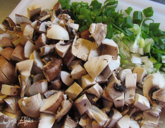 Грибы и зеленый лук крупно рубим.