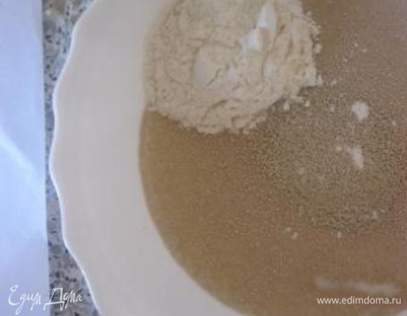 Опара:
В теплом молоке растворить сахар, дрожжи и муку, хорошо перемешать и оставить на 15 минут.