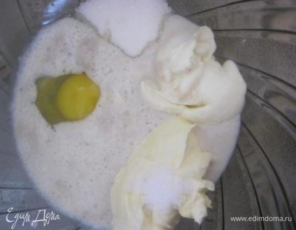 Тесто:
В большой миске смешать подошедшую опару, яйцо ( комнатной температуры), сахар, кефир ( тоже комнатной температуры) и размягченное сливочное масло и ваниль.