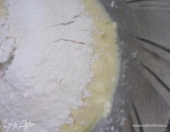 Просеять муку и соль, замесить мягкое тесто.
