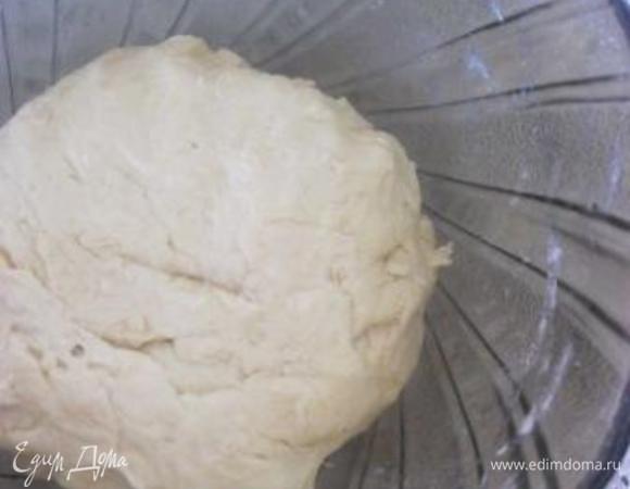 Накрыть миску с тестом полотенцем и убрать в теплое место на час-полтора.
До увеличения объема вдвое.